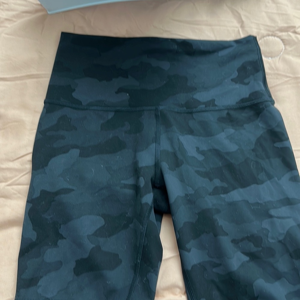 Lululemon camo bike shorts sz 6